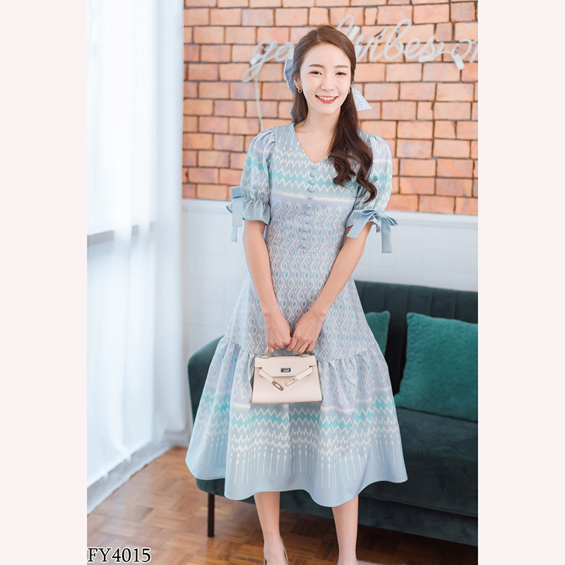 kudapy เดรสสั้นผ้าไทยแขนตุ้กตาสีม่วง/สีเขียว/สีชมพู คอวีแขนจั้มผูกโบว์ผ้าลายไทย ซิบหลัง