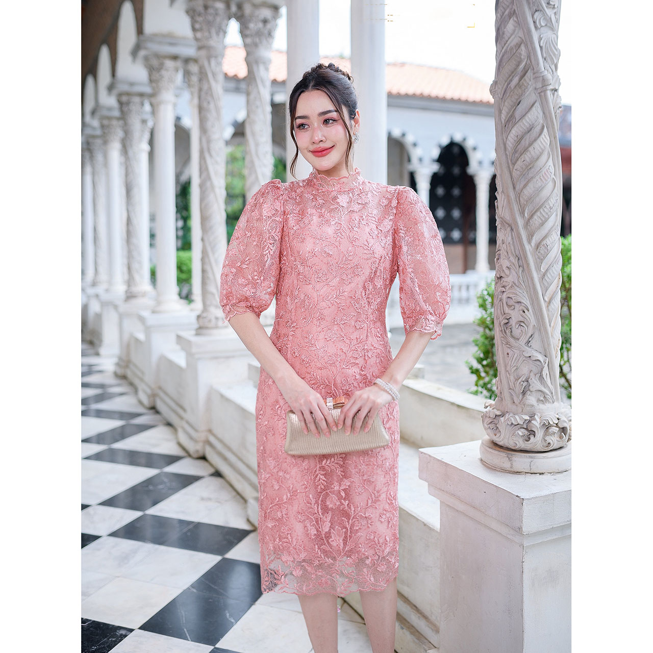 kudapy เดรสสั้นสีเหลืองทอง/สีโอรส ทรงสวยหรูหรา เดรสสไตล์กูตูร์ สวยสง่า ผ้าลูกไม้ใยบวบแต่งเลื่อมทั้งชุด งานผ้าสวยลายดอกชัด