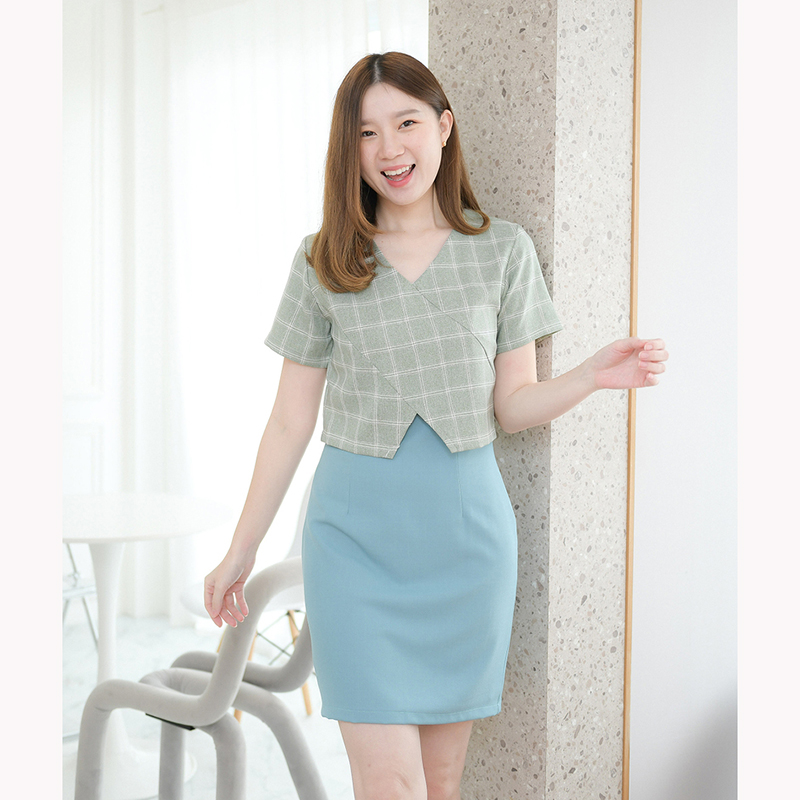 kudapy เดรสสั้นใส่ทำงาน สีเทาอมเขียว/สีดำ/สีเบจ/สีเทา คอวี ซิปหลังใส่ง่าย ผ้าลายตาราง