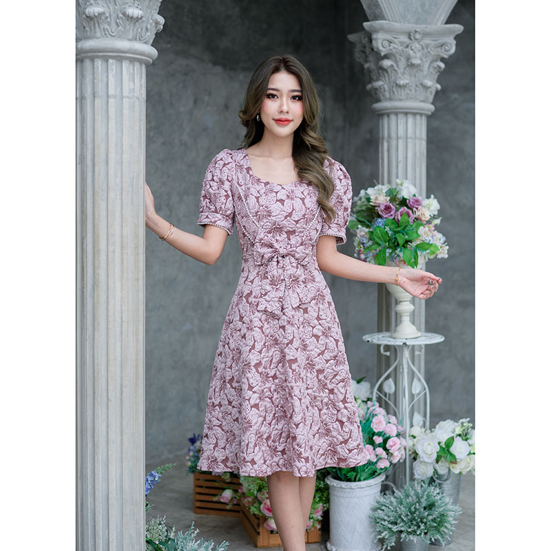 kudapy เดรสสั้นสีชมพู/สีดำ ผ้าลิลลี่ผ้ายอดนิยมขายดีของทางร้านค่ะ ผ้านุ่มลายสวย กระโปรงบาน คอเหลี่ยม มีดีเทลแต่งโบว์ด้านหน้าช่วงเอว