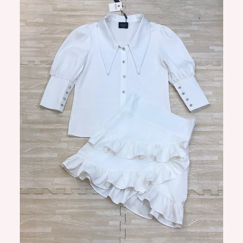kudapy ชุดเซทเสื้อแขน3ส่วนสีขาว ดีไซน์เก๋ แต่งแขนพองนิดๆ ปลายแขนแต่งกระดุม มาพร้อมกระดุมด้านหน้าเปิดได้ทุกเม้ดค้า