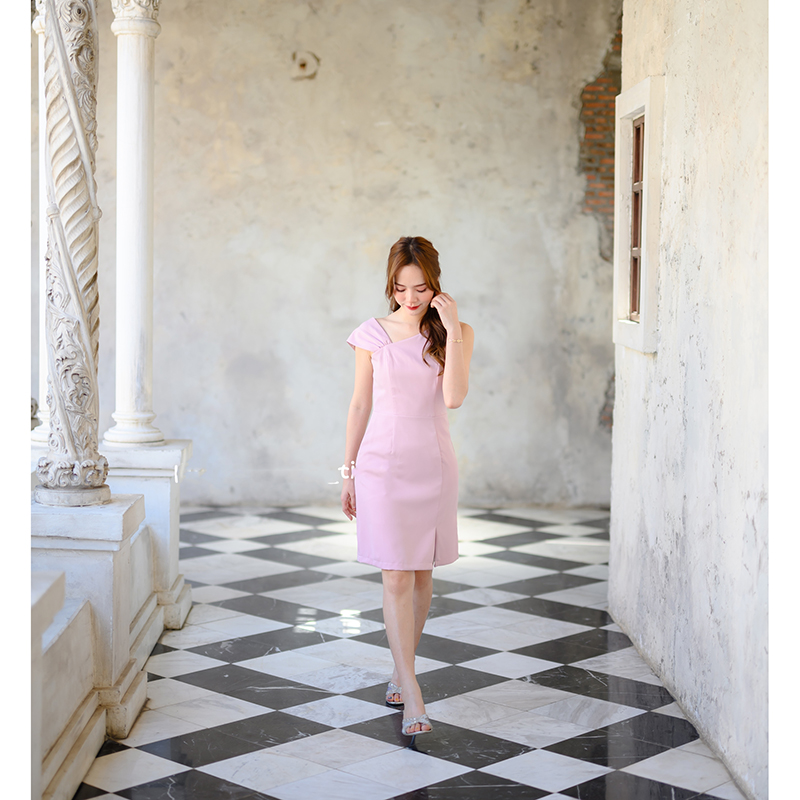 kudapy เดรสสั้นสีชมพู/สีครีม/สีเขียวมัทฉะ/สีแดง ดีไซน์ใหม่ของทางร้าน เก๋ๆ ชิคๆ ด้านนึงเป็นแขนกุดคอเฉียงลงมาที่อก แขนอีกข้างเป็นส่งกลีบบัวจับจีบนิดๆ