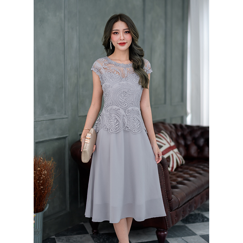 kudapy เดรสสั้นสีชมพู/สีเทา ลูกไม้ดีไซน์ไหล่ล้ำ แต่งดีเทลรอบคอและรอบแขนด้วยลูกไม้อะไหล่วิ้งๆ สวยมาก