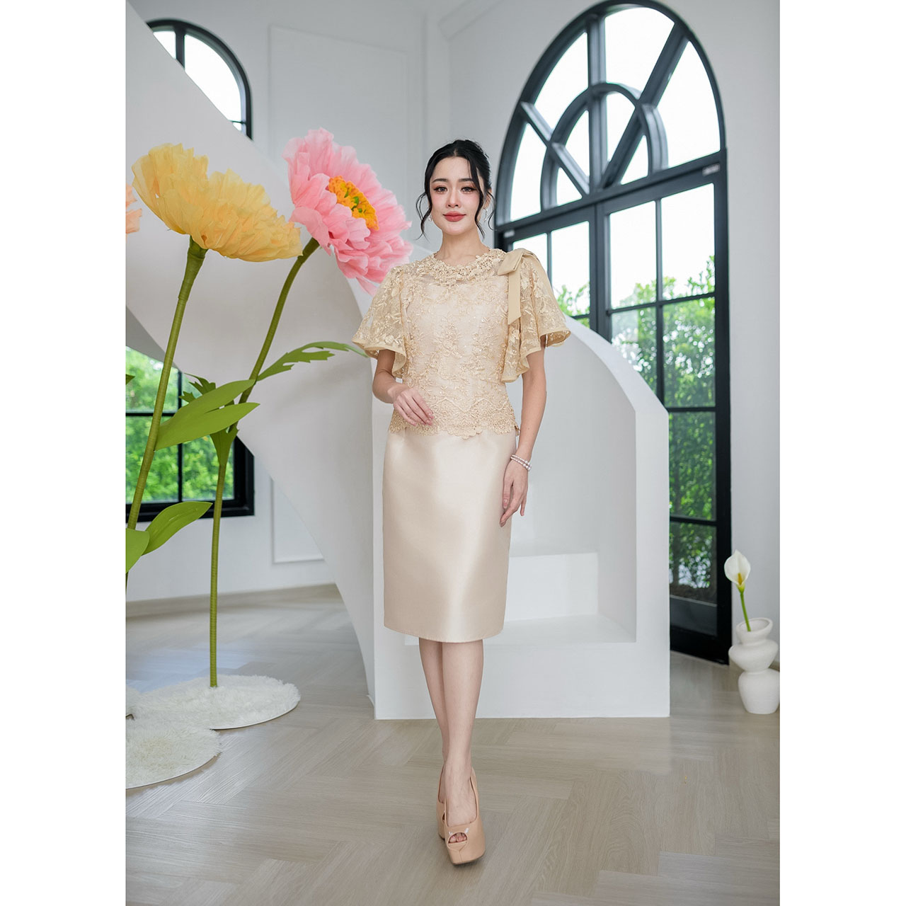 kudapy เดรสผ้าไหมลูกไม้ปักลายผ้าลูกไม้แต่งเลื่อมทั้งผืน ดีไซน์เก๋แขนซ้อนระบายกุ้นปลายแขน ช่วงไหล่มีการแต่งโบว์