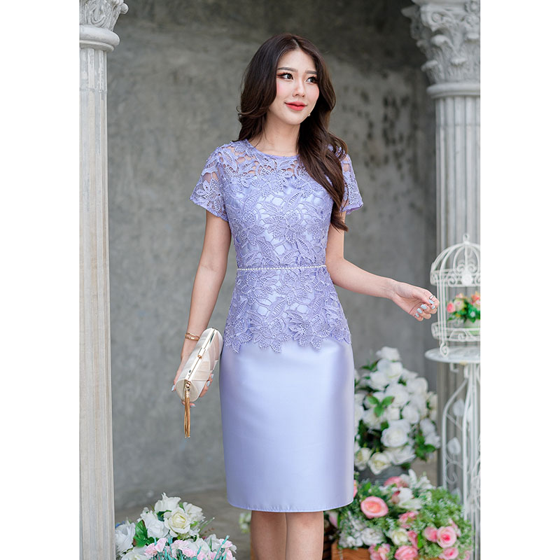 kudapy เดรสสั้นสีชมพู/สีเทา/สีม่วง ลูกไม้เงาทอลายแน่นสวย ลูกไม้คัดเกรด ซูมดูเนื้อผ้าได้เลย ป็นทรงแขนสั้น เอวต่อ แต่งเชิงผ้าสวยช่วงปลายเสื้อ รอบเอวประดับด้วยมุกหวาน