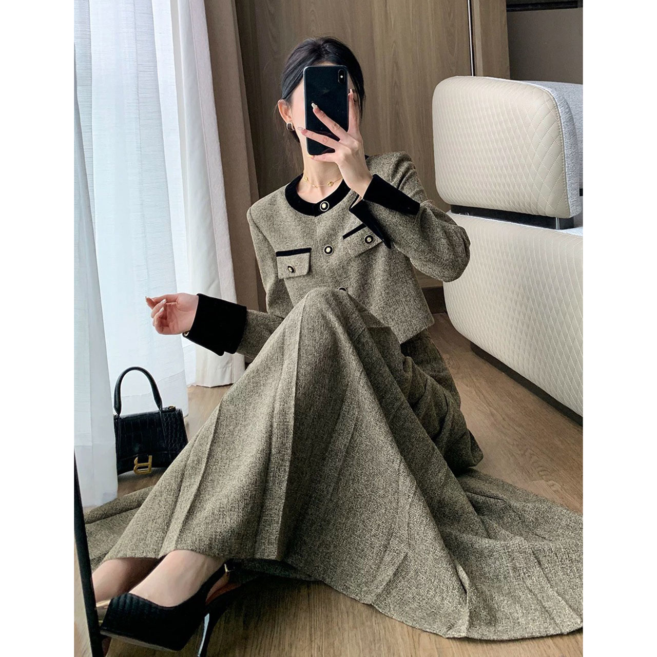 kudapy เซ็ทผ้าพรีเมี่ยม สื้อกับกระโปรงเราใช้ผ้าเดียวกันทั้งชุด เนื้อผ้ามีน้ำหนัก ทิ้งตัวดี ยับยาก เสื้อกระดุมจริง กระโปรงซิปเอวสูงไม่สม้อค มีซับในอย่างดี