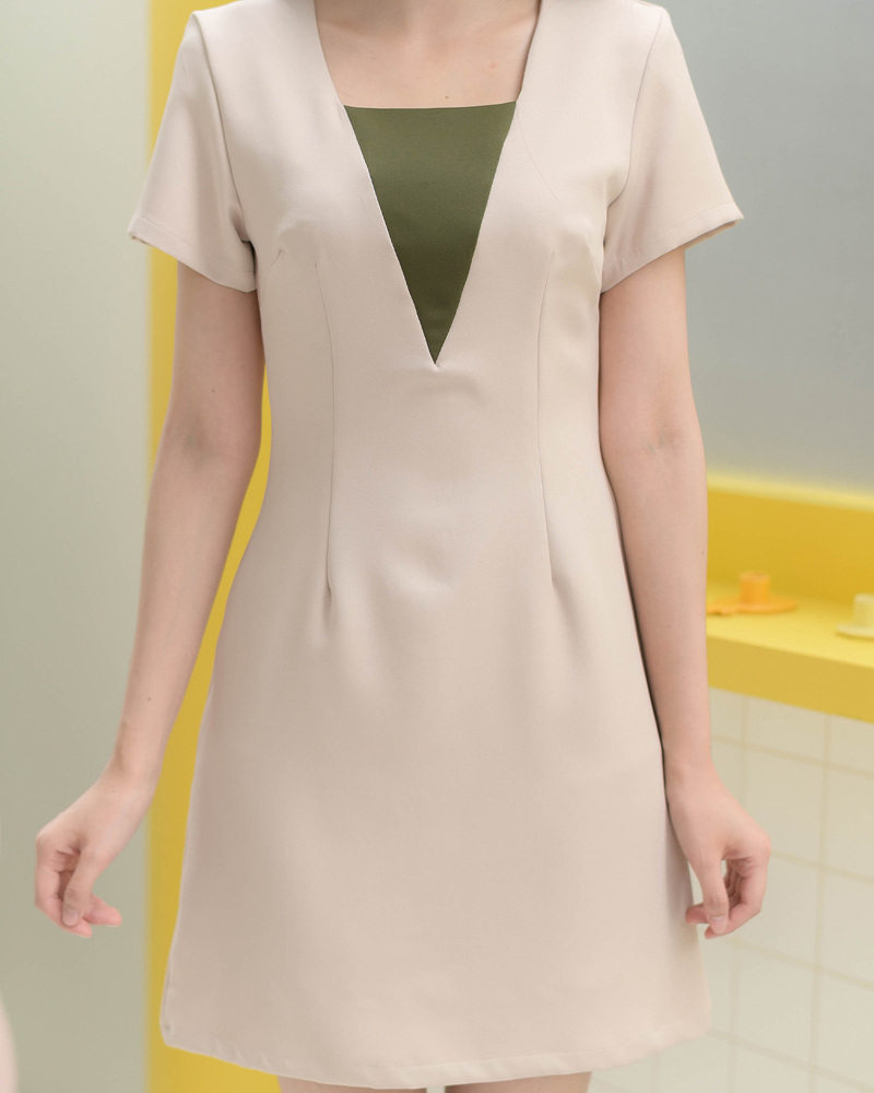 kudapy เดรสแขนสั้น เล่นสีทูโทนแต่งคอเป็นรูปสามเหลี่ยม ตัดเย็บจับเกล็ดเข้ารูปเอว ความยาวกำลังสวย