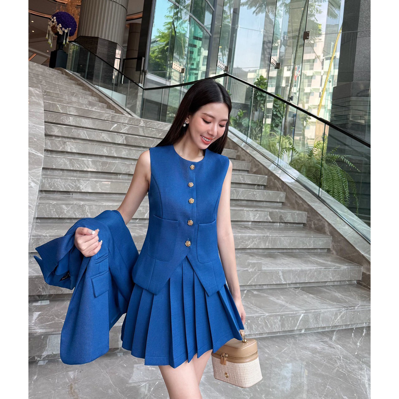 kudapy : เซ็ท 3 ชิ้น เสื้อแขนกุด+กระโปรง+Blazer แมทซ์ได้หลายลุค ตัวเสื้อแขนกุดกระดุมจริง กระเป๋าจริงด้านหน้า