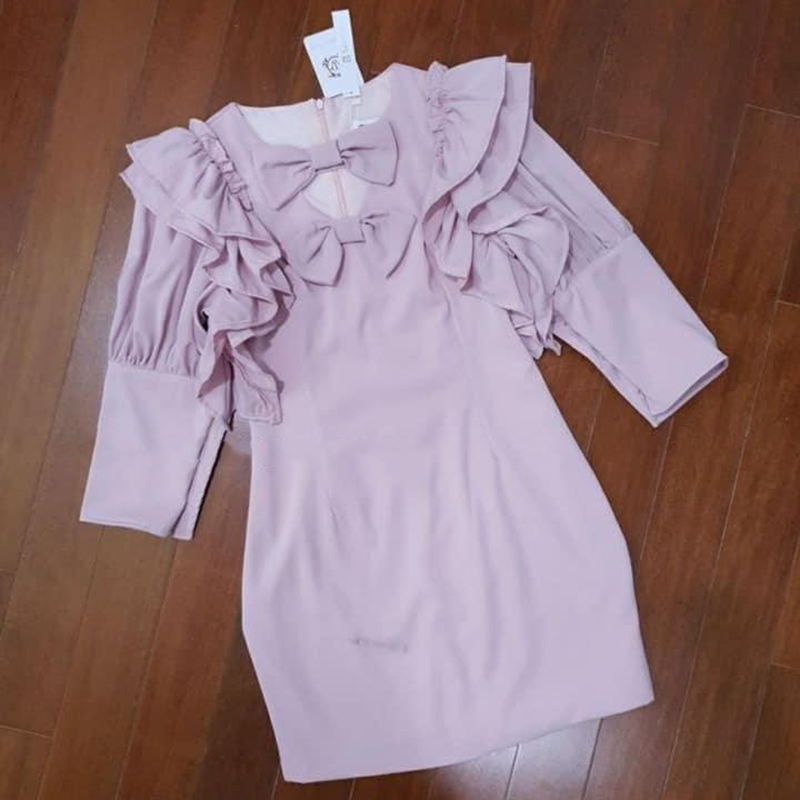 kudapy เดรสสั้นสีชมพู แต่งระบายที่แขนยก คอกลม ช่วงปลายแขนเป็นกะดุมเพชร เดรสสั้นทรงเข้ารุปงานสวยมาก S M L