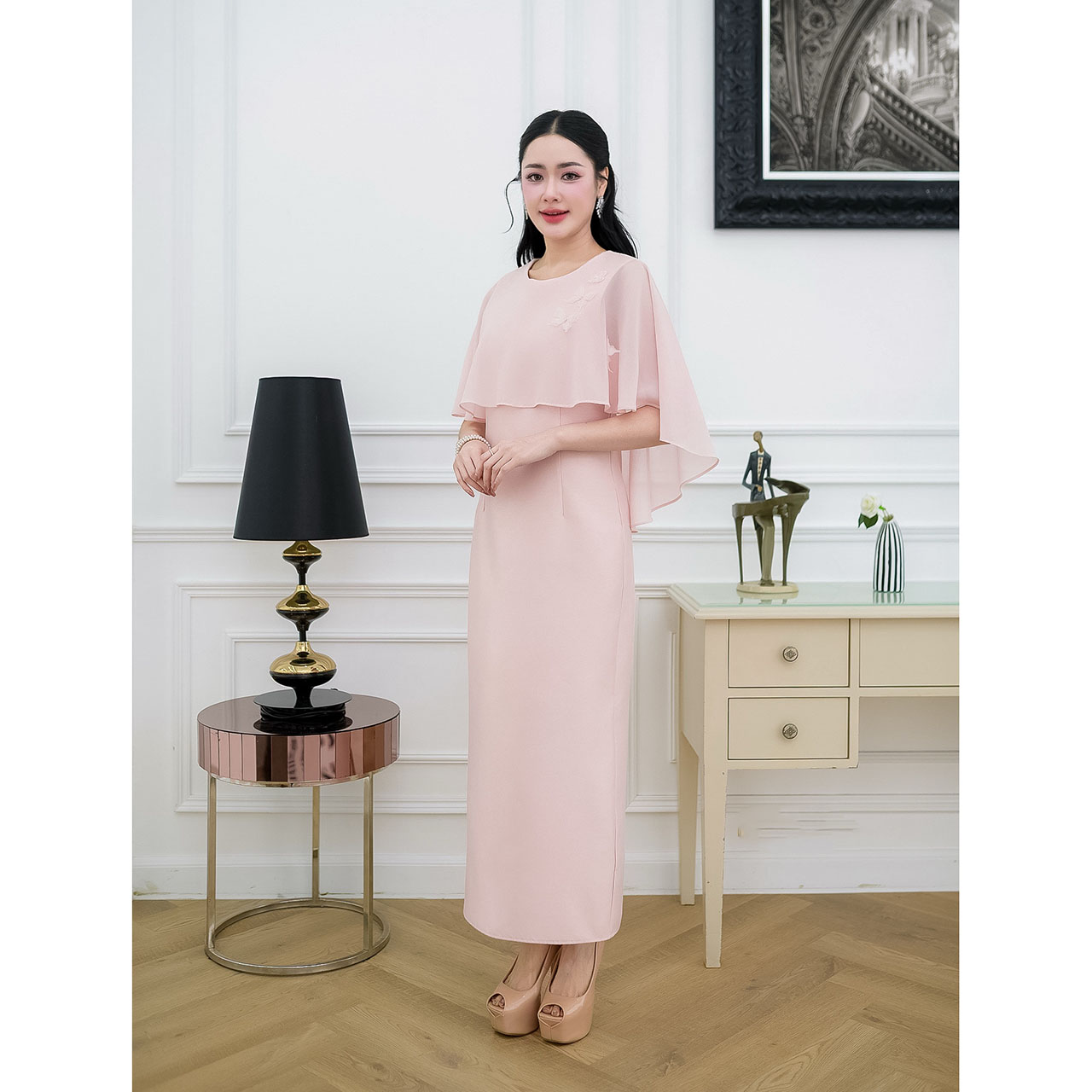 kudapy เดรสยาวออกงาน ผ้าไหมอัดกาวทั้งชุด คลุมไหล่พรางแขน แต่งผีเสื้อเรียงตัวเล็กๆช่วงไหล่