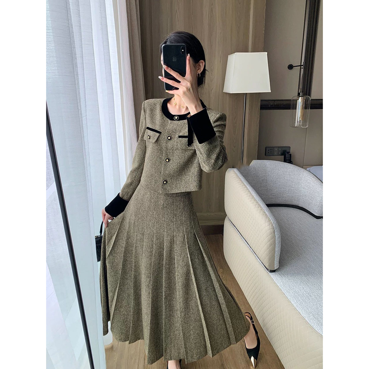 kudapy เซ็ทผ้าพรีเมี่ยม สื้อกับกระโปรงเราใช้ผ้าเดียวกันทั้งชุด เนื้อผ้ามีน้ำหนัก ทิ้งตัวดี ยับยาก เสื้อกระดุมจริง กระโปรงซิปเอวสูงไม่สม้อค มีซับในอย่างดี