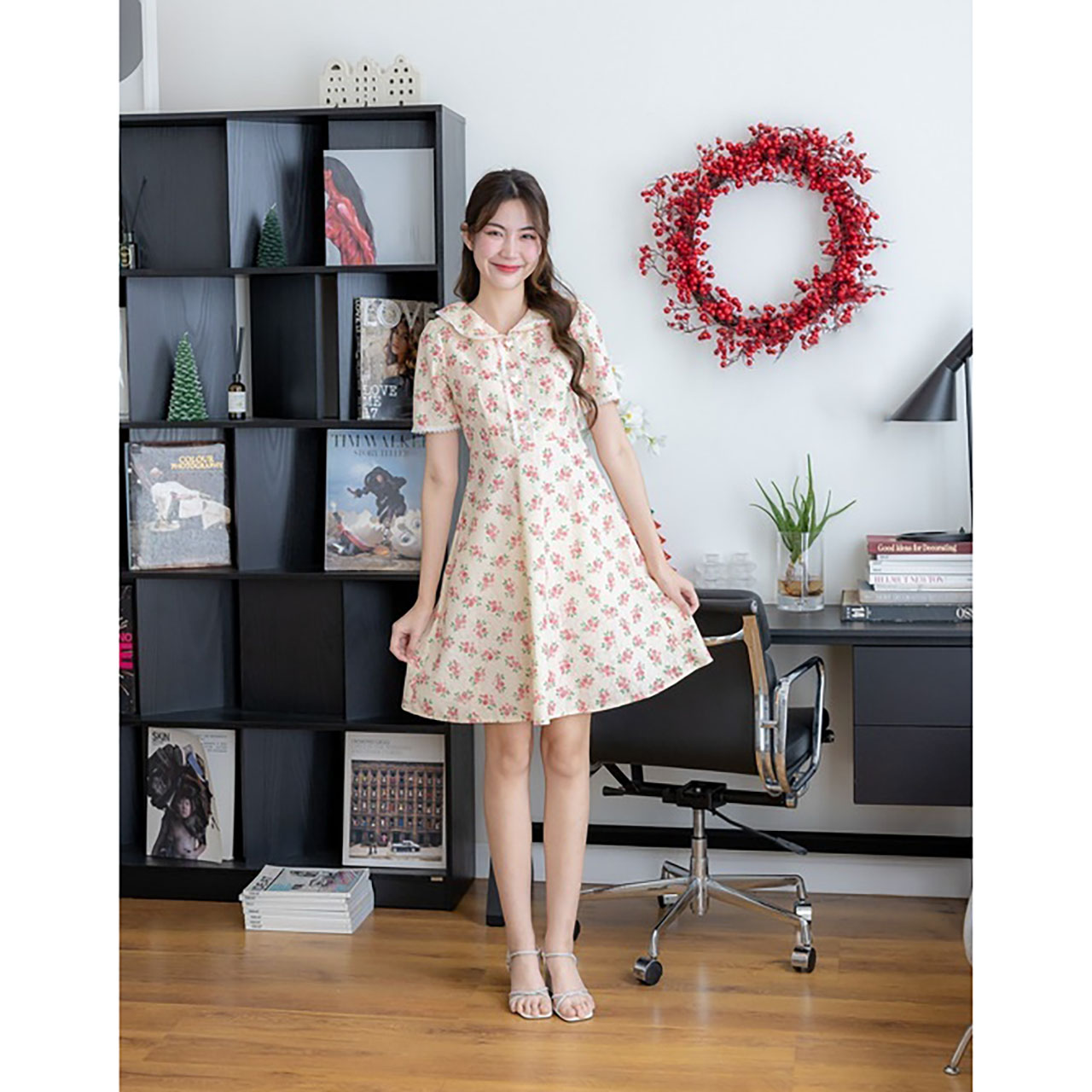 kudapy เดรสสั้นสีแดง/สีครีม/สีเขียว ทรงบานลายดอกคอบัว