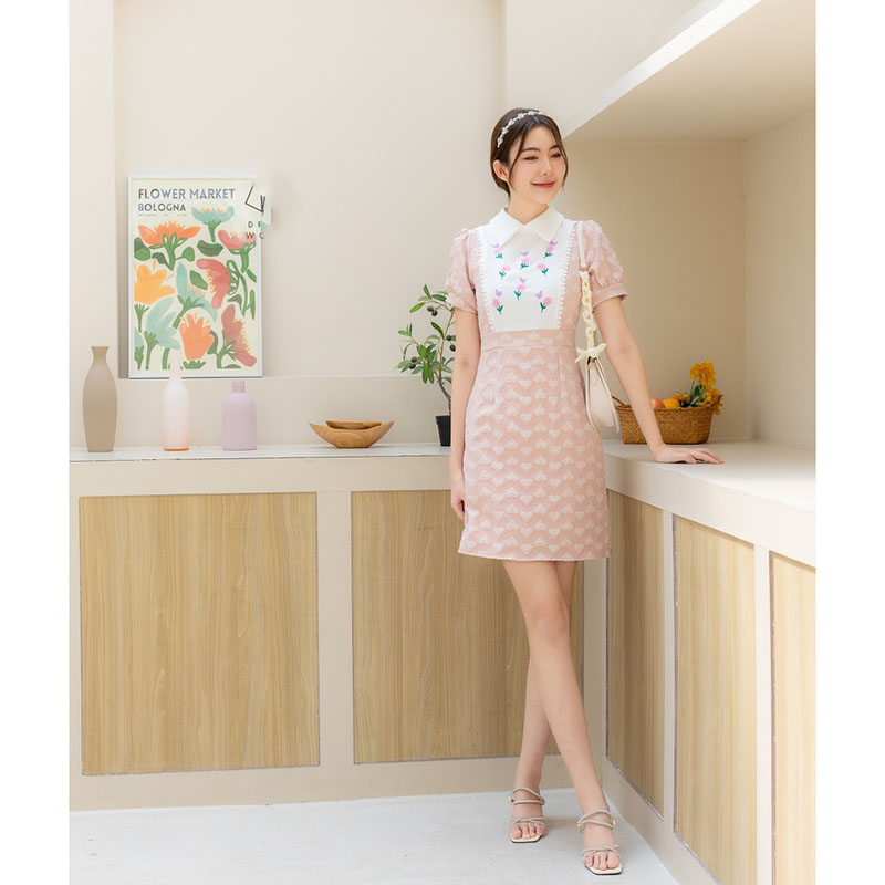 kudapy เดรสสั้นสีชมพู/สีฟ้า/สีเขียว คอปกแต่งอกลายดอกไม้