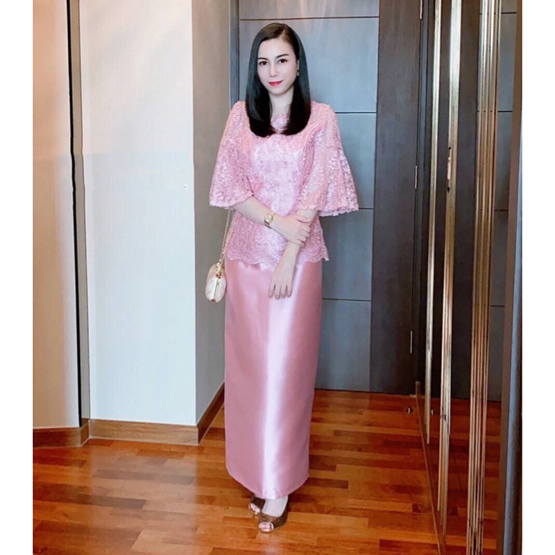 kudapy ชุดเซ็ตสีทอง สีเทาเงิน สีชมพู ออกงาน เสื้อใช้ผ้าลูกไม้อย่างดีปักลวดลายแต่งประดับด้วยเลื่อมขนาดเล็กใสๆกระทบแสงให้ประกายสวย