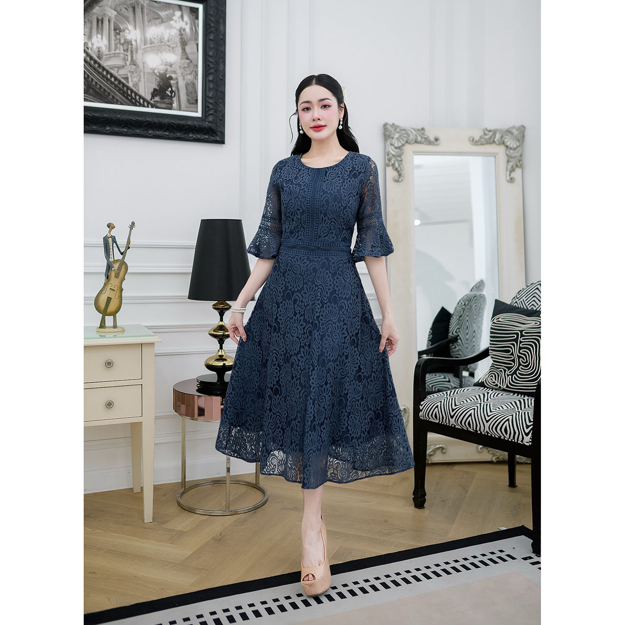 kudapy เดรสยาวสีกรม/สีน้ำตาล ผ้าลูกไม้ทั้งชุด แต่งคาดด้วยลูกไม้ช่วงเอว และแขนแต่งระบาย