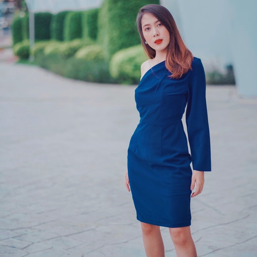 kudapy ชุดไปงานแต่งงานสีชมพู,สีแดง,สีกรมท่า เดรสสั้นไหล่เฉียงข้างแขนยาว เรียบหรู สวย ดูดี ใส่เป็นชุดราตรี ชุดออกงาน