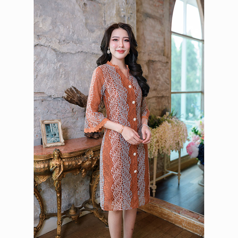 kudapy เดรสสั้นสีน้ำตาล/สีเขียว ทรงสวยใส่ลำลอง ทำงาน สวยเรียบหรูค่ะ ผ้าลุกไม้ลายสวย กระดุมหน้าตกแต่งมุก(กระดุมหลอกตกแต่งสวยงาม