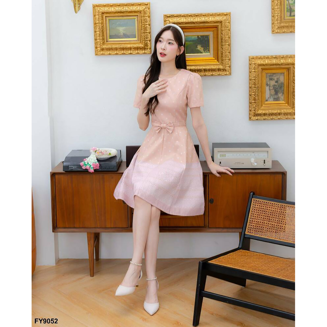 kudapy เดรสสั้นสีขาว/สีชมพู ใส่ทำงานผ้าไทยลายทอ แต่งโบว์เองสวยดูดี