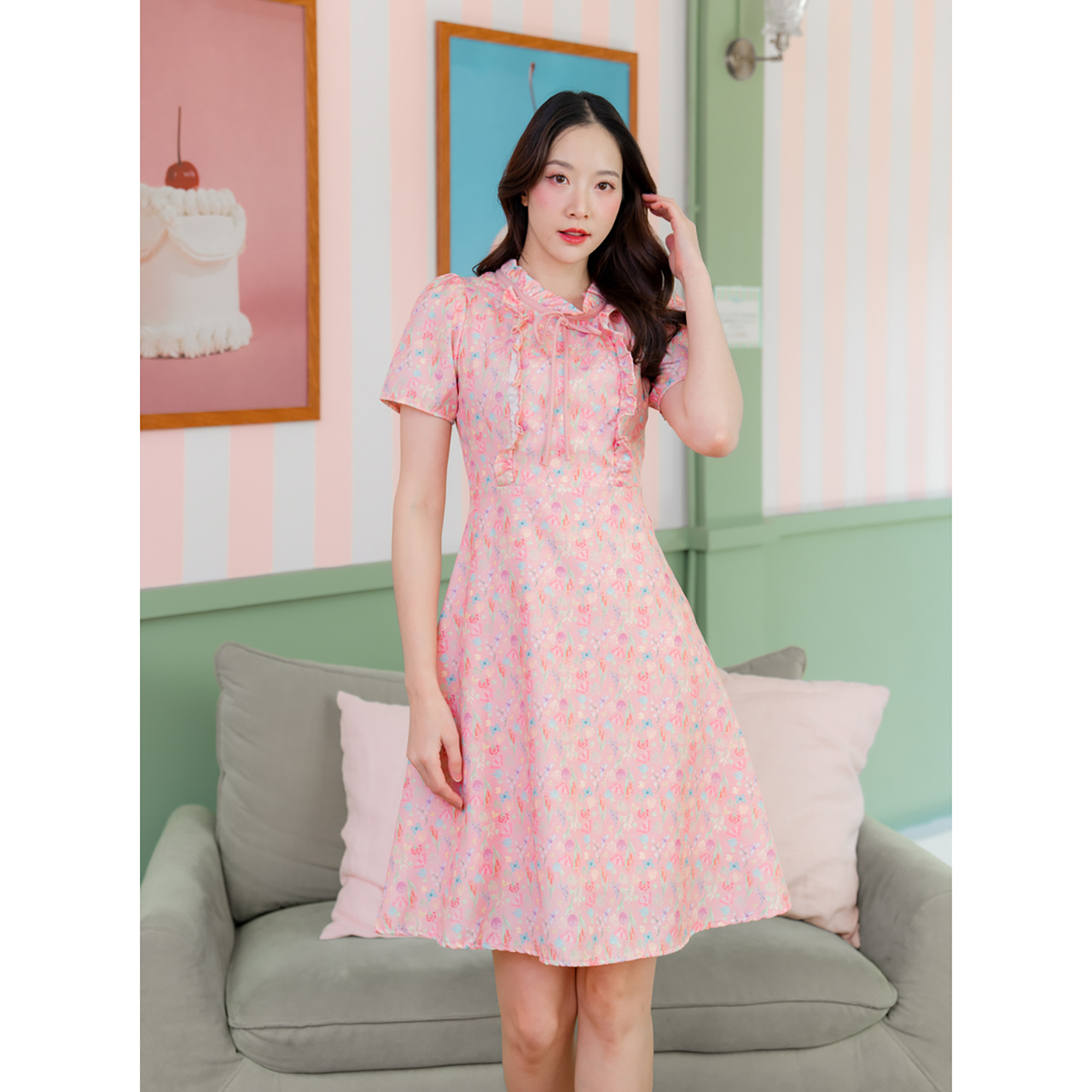 kudapy เดรสสั้นสีชมพู/สีขาว/สีเขียว ลายดอกผูกโบว์คอ