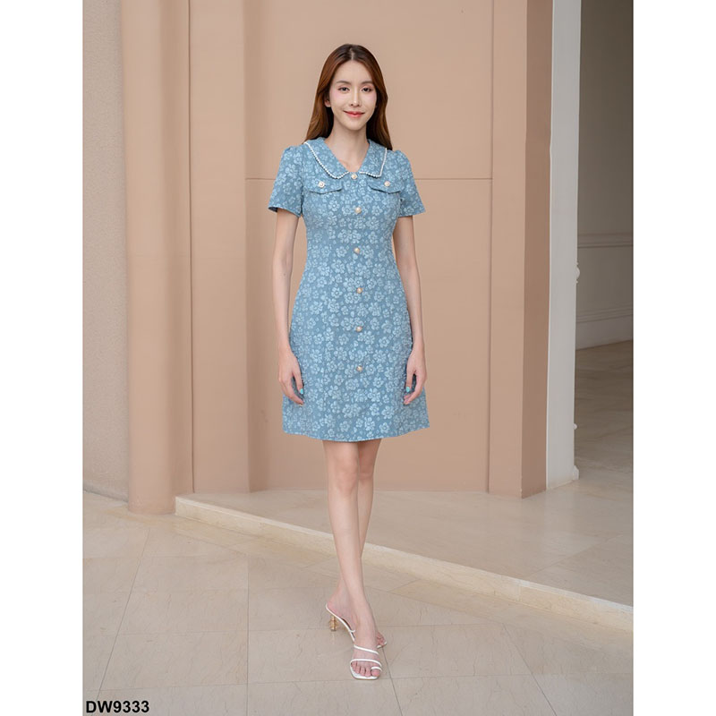 kudapy เดรสสั้นสีขาว/สีน้ำเงิน/สีชมพู ทรงเข้ารูปอัดลายดอกผ้านูน ปกคอบัว มีซิปด้านหลัง