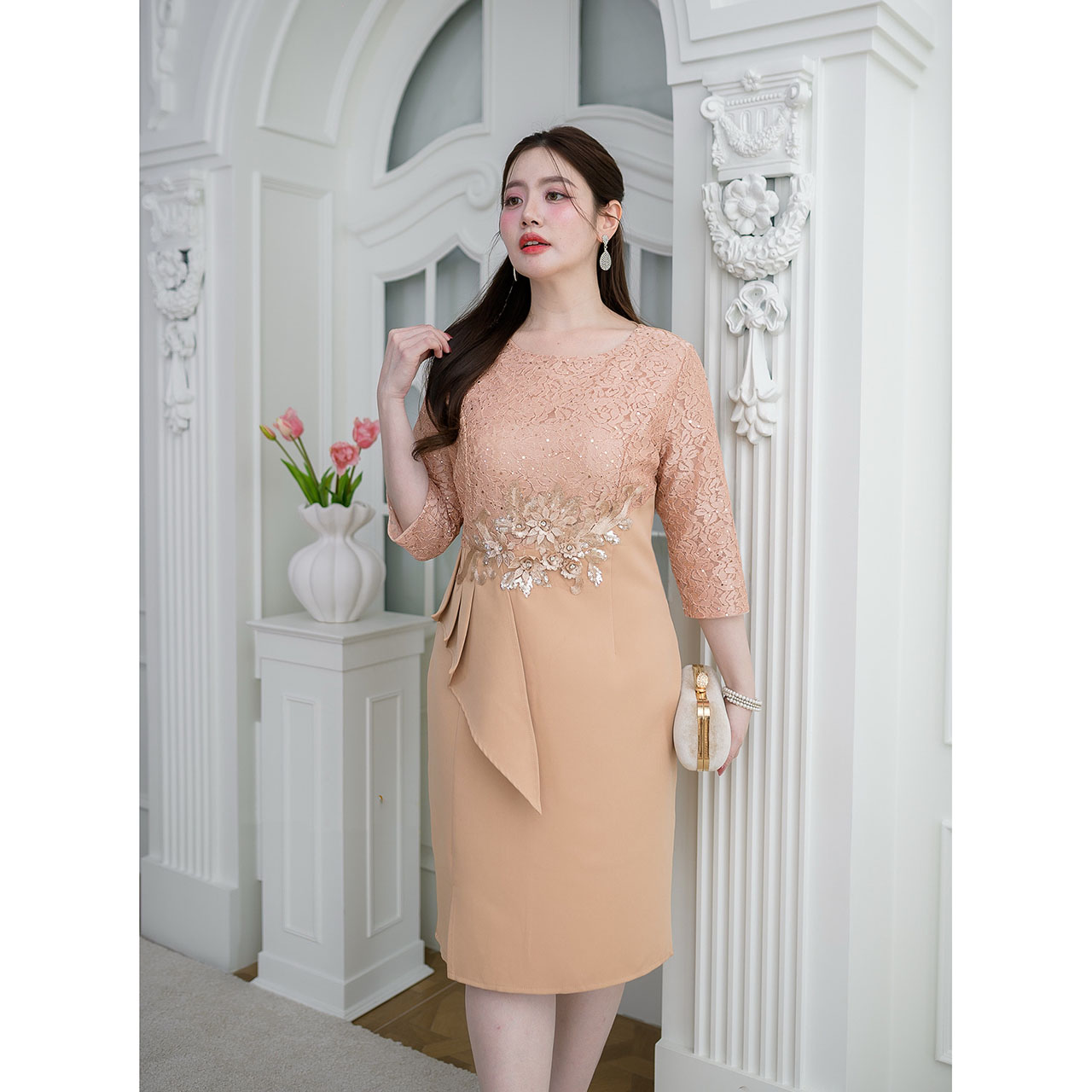 kudapy เดรสสั้นสีโรสโกลด์ ลูกไม้ผสมผ้าพื้น ช่วงบนตัวเสื้อเป็นงานผ้าลูกไม้กลิตเตอร์แขนห้าส่วนเลยศอกมาเล็กน้อย เอวตกแต่งสวยงาม ดอกไม้ปักลายมีเกสรแต่งเพชรงานสวยหรูหรา
