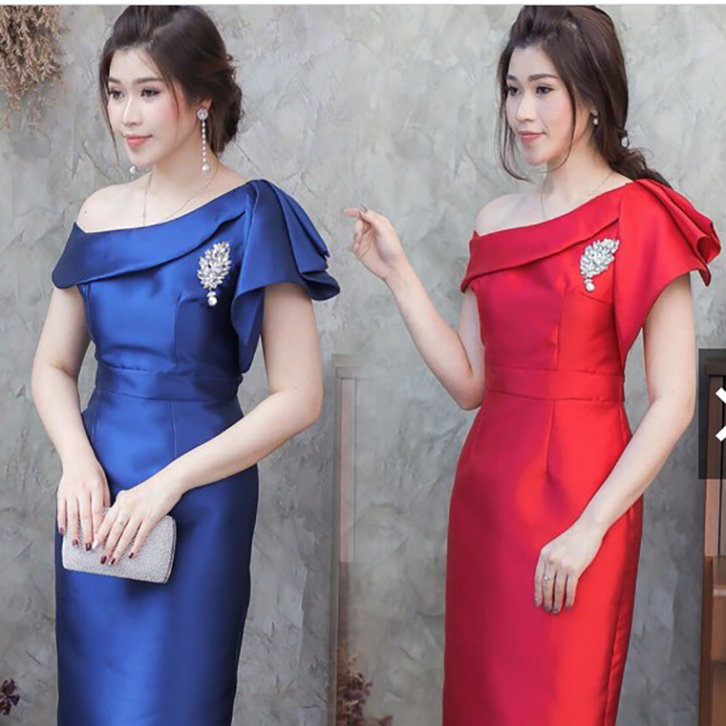 kudapy เดรสไหล่เฉียง สีน้ำเงิน/สีแดง เย็บแต่งระบายตรงหัวไหล่ กระโปรงผ่าหลัง มีซับในในตัว ซิบซ่อนด้านข้าง
