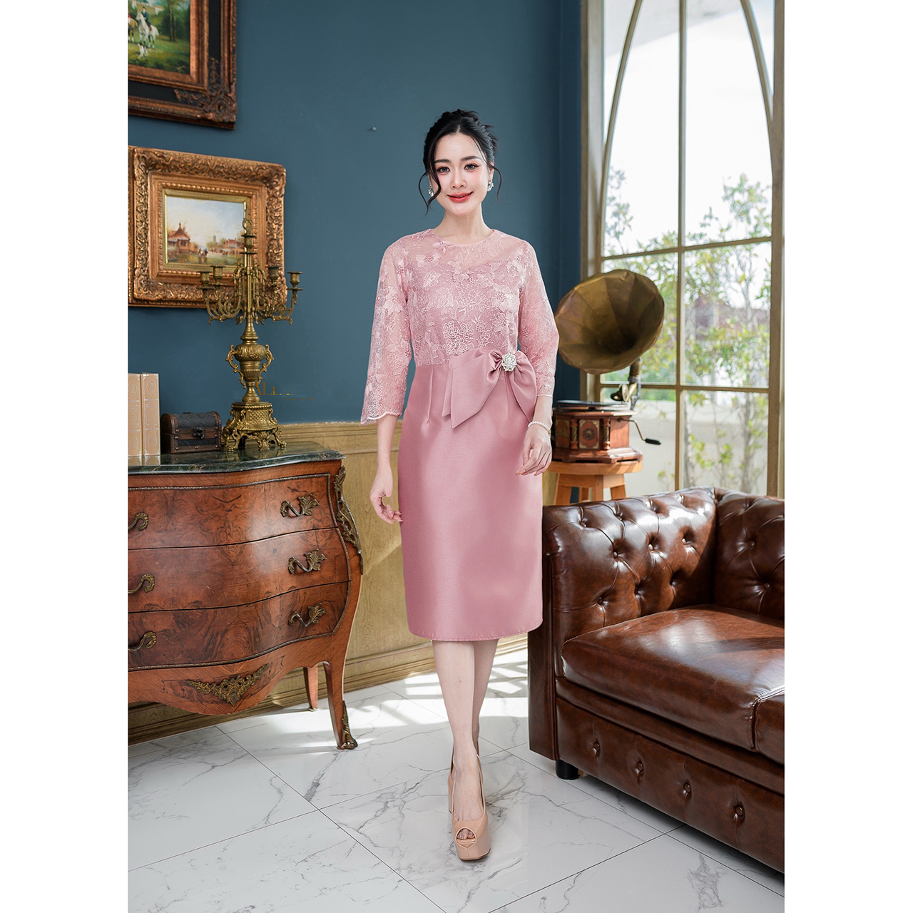 kudapy เดรสผ้าไหมลูกไม้ใยบวบ ตัวผ้าไหมช่วงกระโปรงอัดกาวผ้าให้อย่างดี ช่วงตัวเสื้อเป็นงานผ้าลูกไม้ใยบวบปักลายดอกไม้สวย