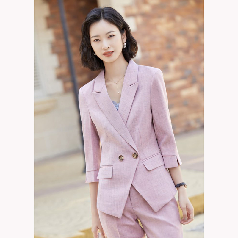 kudapy ชุดสูททำงานผู้หญิงสีเทา/สีชมพู แต่งกระดุมหน้าแขนห้าส่วนพร้อมกางเกง จุดเด่นของชุดนี้คือได้ลุคที่สดใส