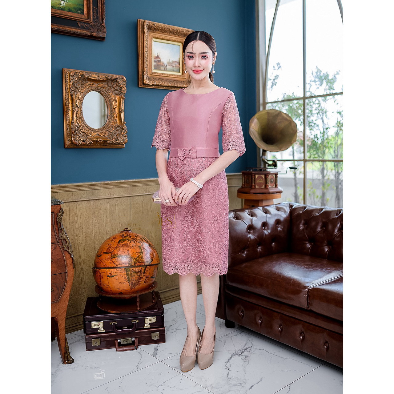 kudapy เดรสสั้นสีชมพูกะปิ/สีฟ้า ผ้าไหมทรงแขนศอก ผ้าลูกไม้ปักแต่งเลือม เป็นทรงเอวต่อช่วงเอวแต่งโบว์น่ารัก ผ้าไหมนิ่มไม่แข็ง