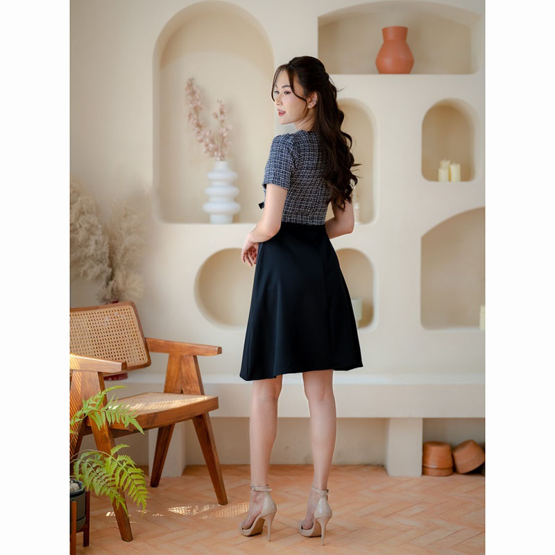 kudapy เดรสสั้นลายสก็อตสีดำ/สีน้ำตาล/สีกรม ผ้าทวิสรูปคอวี ทรงเข้ารูป