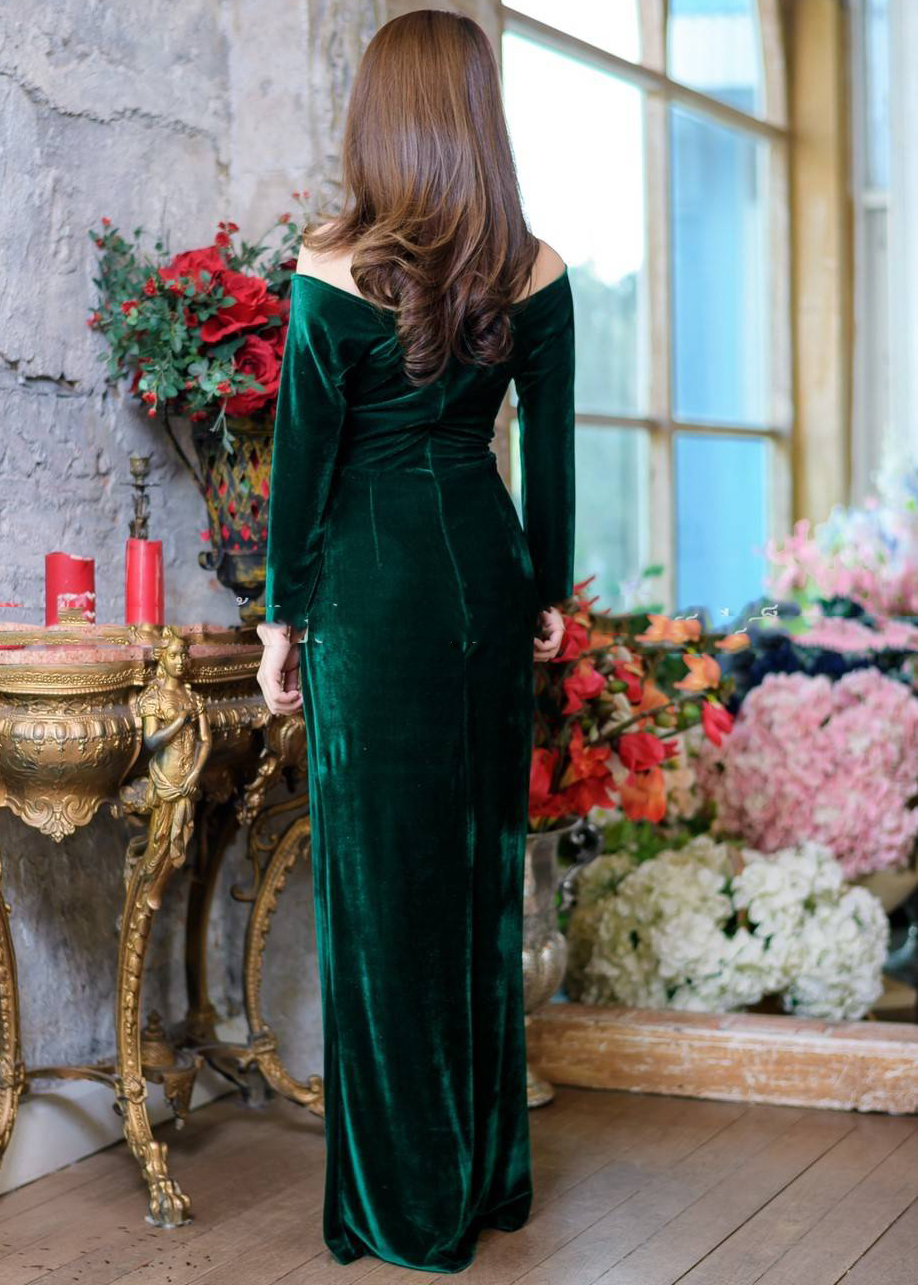 เรสยาวผ้ากำมะหยี่สีเขียว ปาดไหล่รุ่นแขนยาว