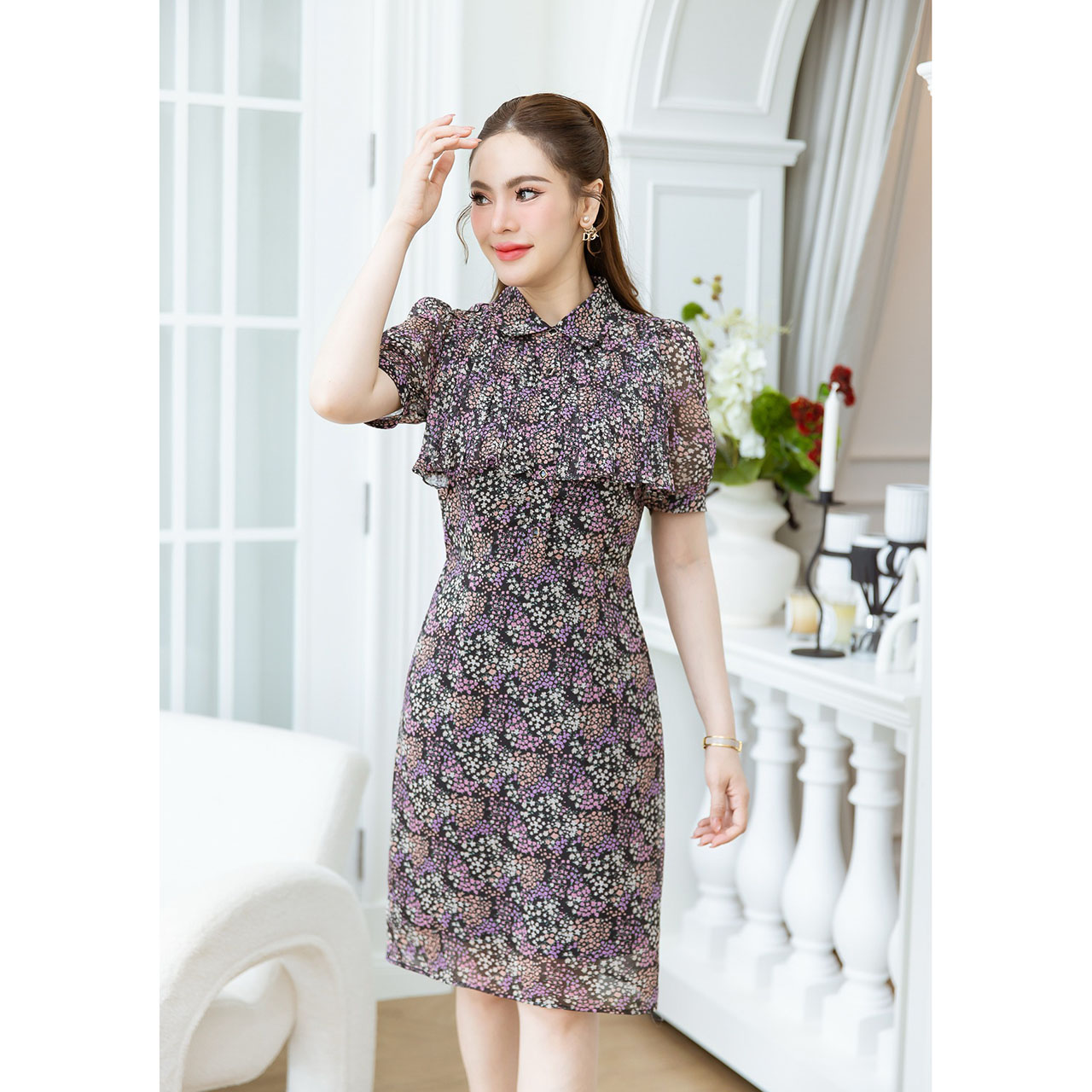 kudapy เดรสคอปกอกพลีทระบาย ลายดอกเล็กสวยละมุน ช่วงอกเป็นกระดุมใบโควเวอร์ดำ เปิดได้จริง ดีเทลช่วงอกอัดพลีทสวยมีวอลุ่ม