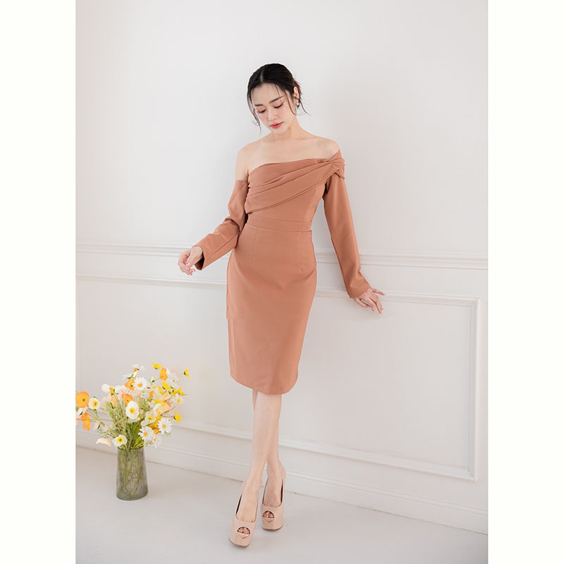 kudapy เดรสสั้นสีน้ำตาล , นู้ด , แดง ปาดไหล่ ดีเทลแต่งแขนยาว ให้ลุคไฮโซสุดด ขอบอกว่าสวยทุกสี ใส่แล้วขับผิวเว่อ