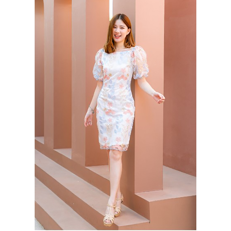 kudapy เดรสสั้นสีฟ้าขาว ผ้าโปร่งปักลายดอกไม้สีสวย ซับในด้วยผ้าซาร่า
