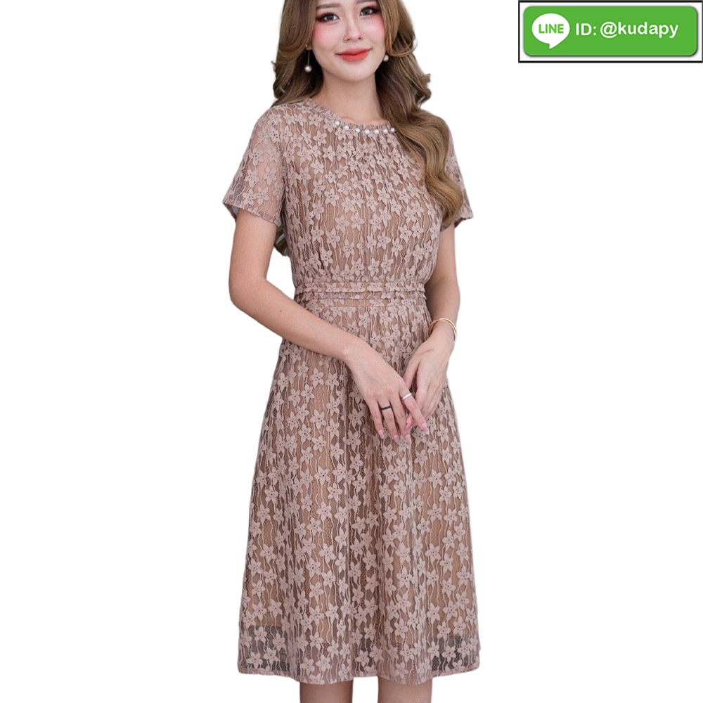kudapy เดรสลูกไม้เนื้อนิ่มสีน้ำตาล สีครีมหม่นเทา ผ้าลายน่ารักเป็นลูกไม้เนื้อนิ่มดีไซน์แขนสั้นเอวจั้มแต่งคลิป ช่วงคอเป็นคอจีบประดับมุก