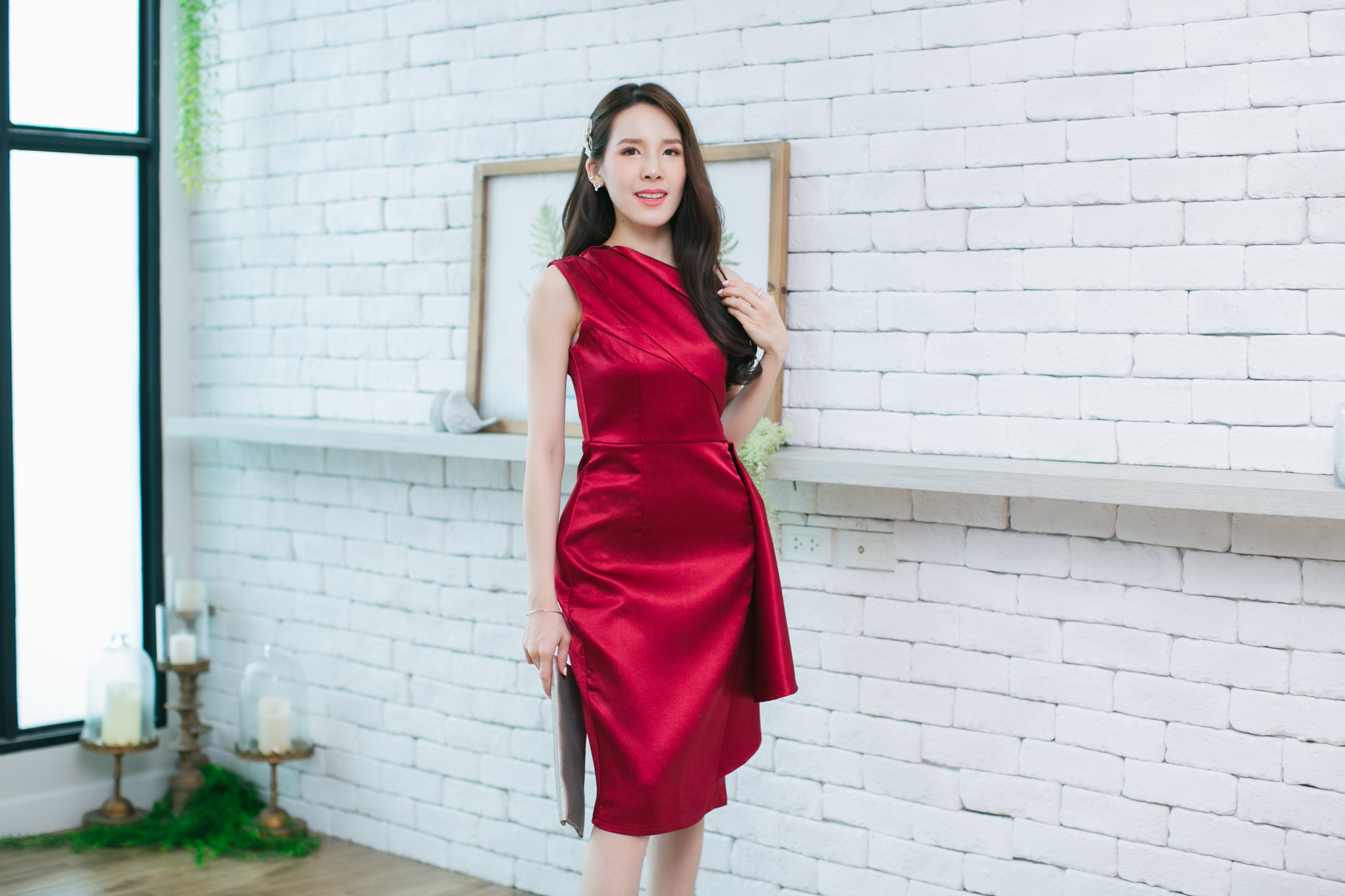 ชุดออกงานสั้นสีแดง ไหล่เฉียงข้าง เอวจีบระบาย กระโปรงทรงเอเข้ารูป