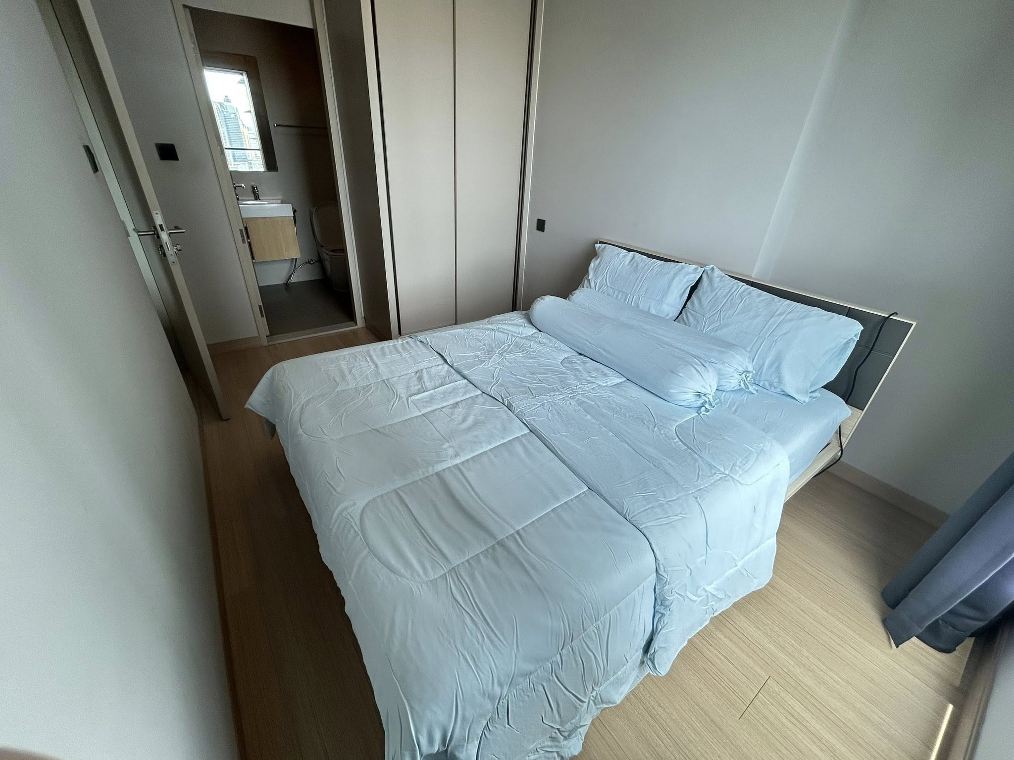 ให้เช่าคอนโด Lumpini Suite Phetchaburi - Makkasan (ลุมพินี สวีท เพชรบุรี - มักกะสัน) โซนพื้นที่ MRT เพชรบุรี ห้องแบบ 1ห้องนอน / 1ห้องน้ำ · ขนาดห้อง 32 ตรม. ชั้น 27