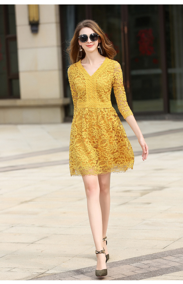 เดรสสั้นคอวีผ้าลูกไม้เนื้อนิ่มสีเหลือง แขนยาวสามส่วนกระโปรงบาน เสื้อมีซับในงานซิปหลังอย่างดี รุ่นนี้ใส่แล้วไม่คันแน่นอนค่ะ M L XL