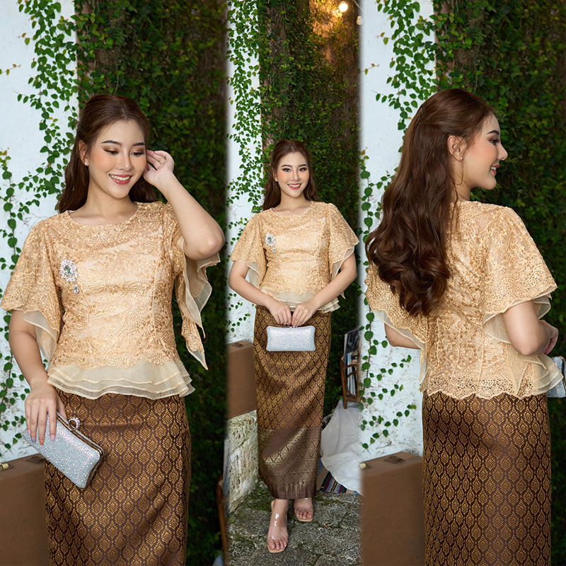 kudapy ชุดเซท เสื้อลูกไม้สีทอง ผ้าใยบวบผสมเลื่อมเกรดพรีเมี่ยม ซิปหลัง มีซับทั้งตัว คอปาด แขนระบาย เอวแต่งระบาย +ผ้าถุงอัดกาวสำเร็จรูปสีน้ำตาล