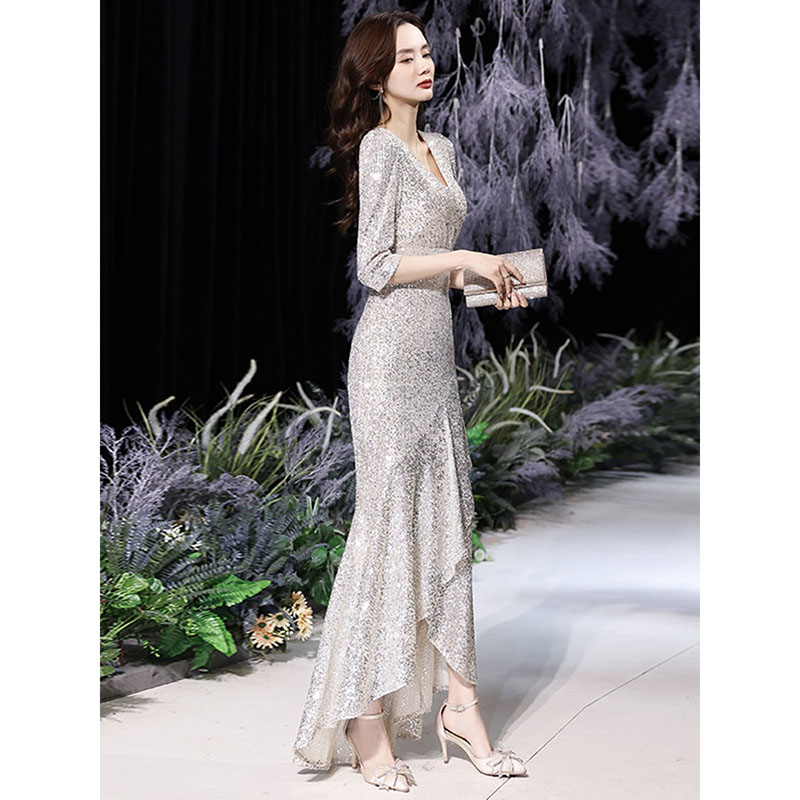 kudapy เดรสยาวสีเทาเงิน เดรสปักเลื่อมแขนสามส่วนกระโปรงทรงหางปลาหน้าสั้นหลังยาว เรียบหรูดูแพง สวยดูดี แบบสวยทันสมัย