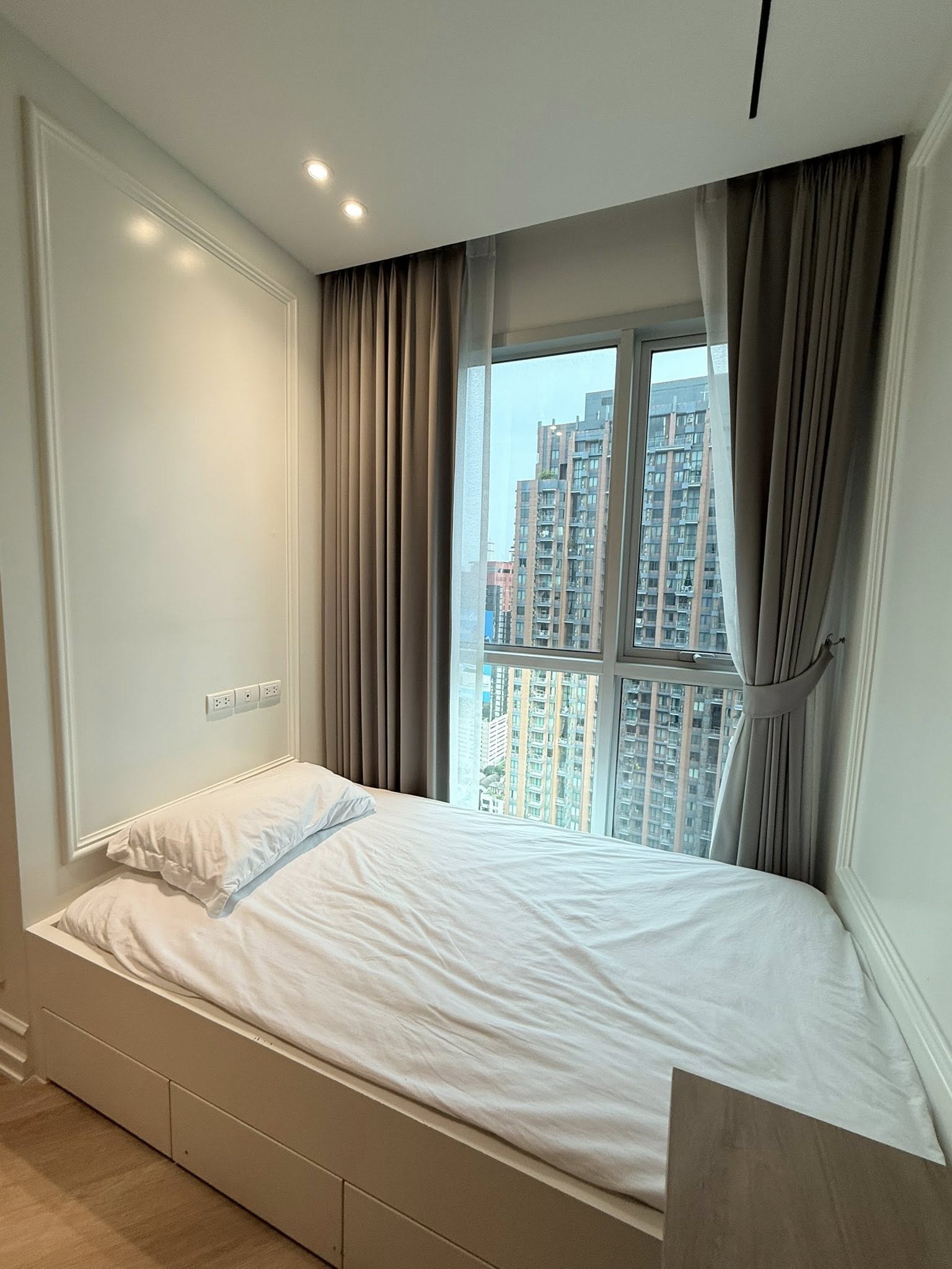 ให้เช่าคอนโด (ดิ แอดเดรส อโศก) High Rise โซนพื้นที่ MRT เพชรบุรี ให้เช่าห้องแบบ 2ห้องนอน 2ห้องน้ำ 1โซนครัวปิด