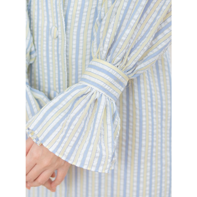 kudapy เดรสสั้นคอวีสีชมพูฟ้า,สีฟ้าเหลือง ทรง Blazer กระดุมหน้า ผ้าเซียร์ซัคเกอร์ลายทาง ช่วงไหล่จับจีบ ทรงแขนยาว ปลายแขนแต่งระบาย เล่นดีเทลตีเกล็ด