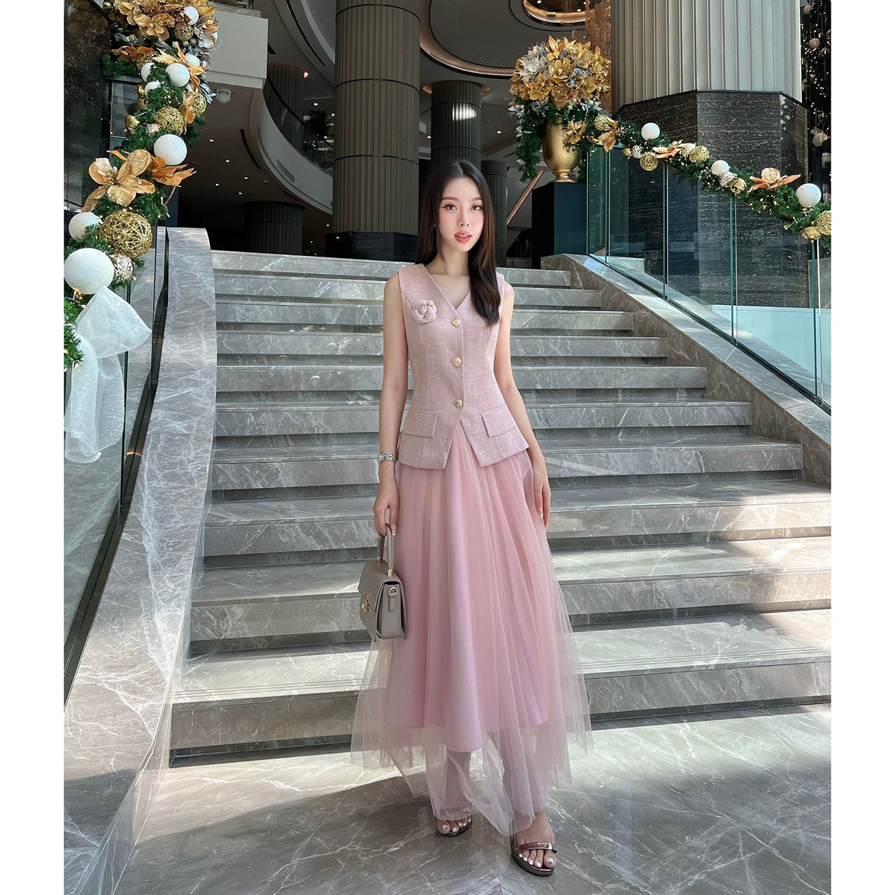 kudapy ชุดเซ็ทเสื้อแขนกุดทรงเข้ารูปแต่งกระดุมจริงสีทอง ตกแต่งกระเป๋าเสื้อให้ดูโดดเด่น(กระเป๋าหลอก)