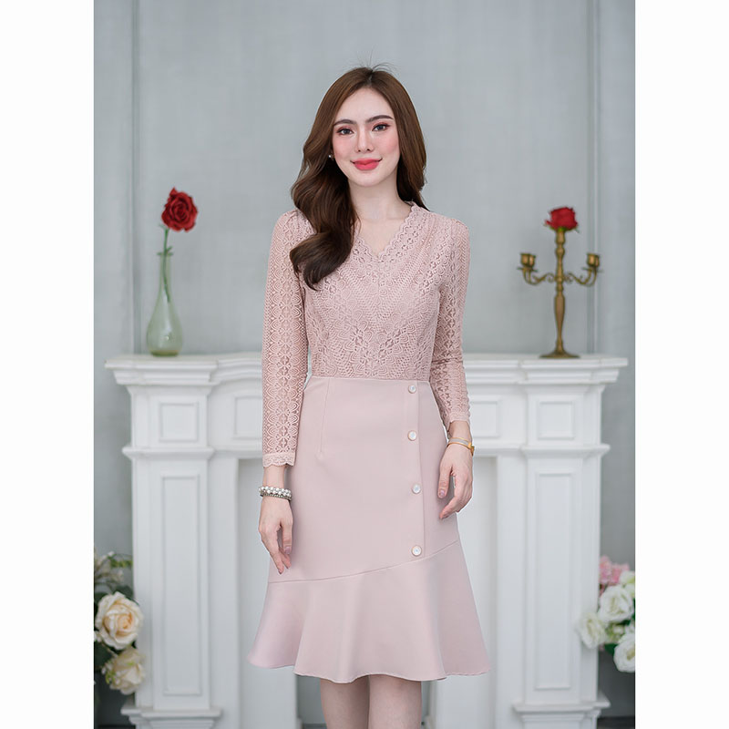 kudapy เดรสสั้นสีชมพู/สีดำ ลูกไม้กระโปรงผ้าพื้น สวยเรียบๆ ใช้ลูกไม้ลายเชิงตัดต่อช่วงอกตามลายผ้า คอวีเป็นลายเชิง สวยหวานดูดี กระโปรงเป็นระบายเฉียงแต่งกระดุมข้าง