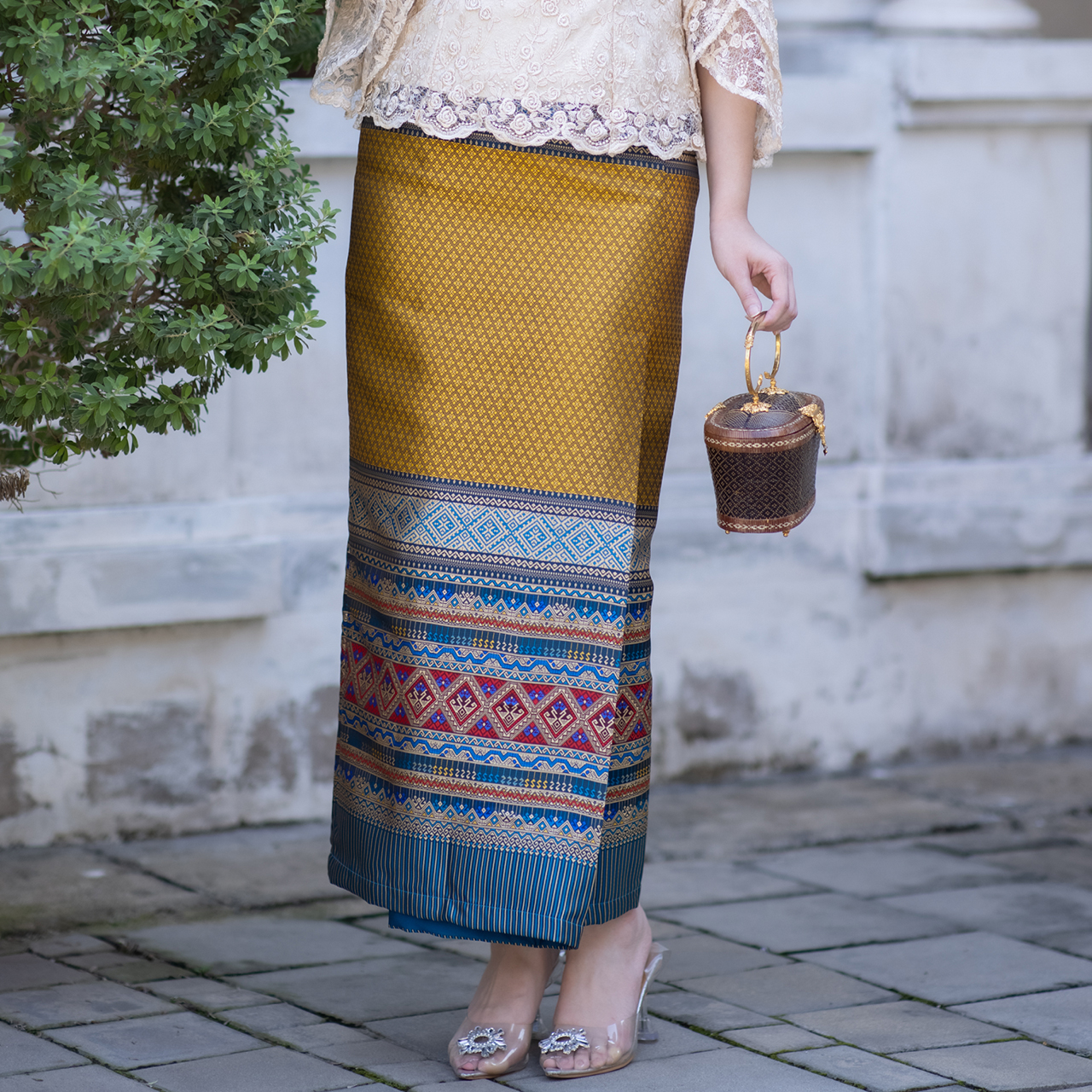kudapy ชุดเซทเสื้อลูกไม้ฝรั่งเศสดอกลอย+ผ้าถุงทอลายเย็บสำเร็จ
