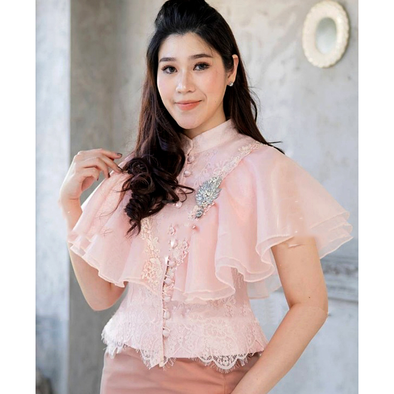 kudapy เสื้อลูกไม้ สีขาว/สีม่วง/สีชมพูอ่อน แต่งระบายรอบไหล่ เก็บเอวเข้าทรง งานสวยมาก