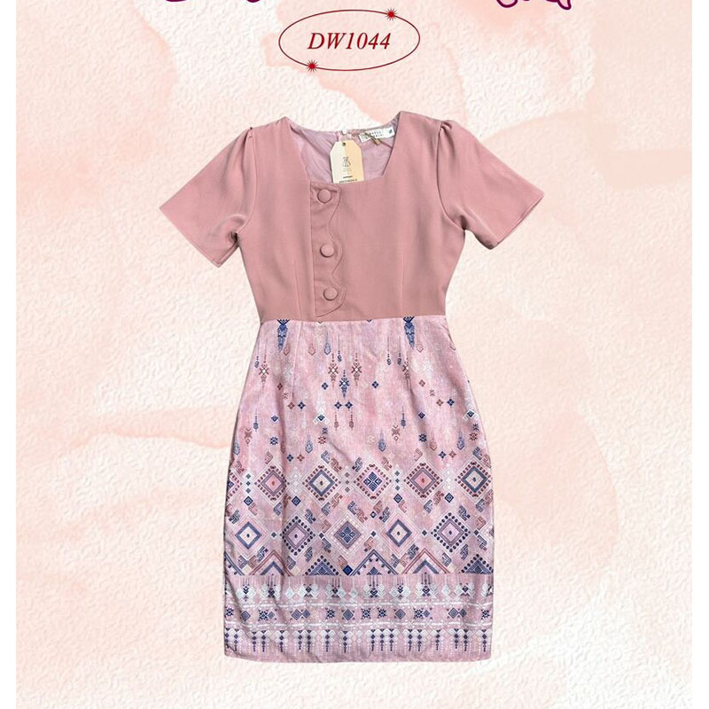 kudapy มินิเดรสสั้นสีชมพู/สีคราม/สีม่วง ผ้าพิมพ์ลายไทยใส่ไปทำงานให้ดูมีสีสัน ซิปซ่อนด้านหลัง แต่งกระดุมหน้า