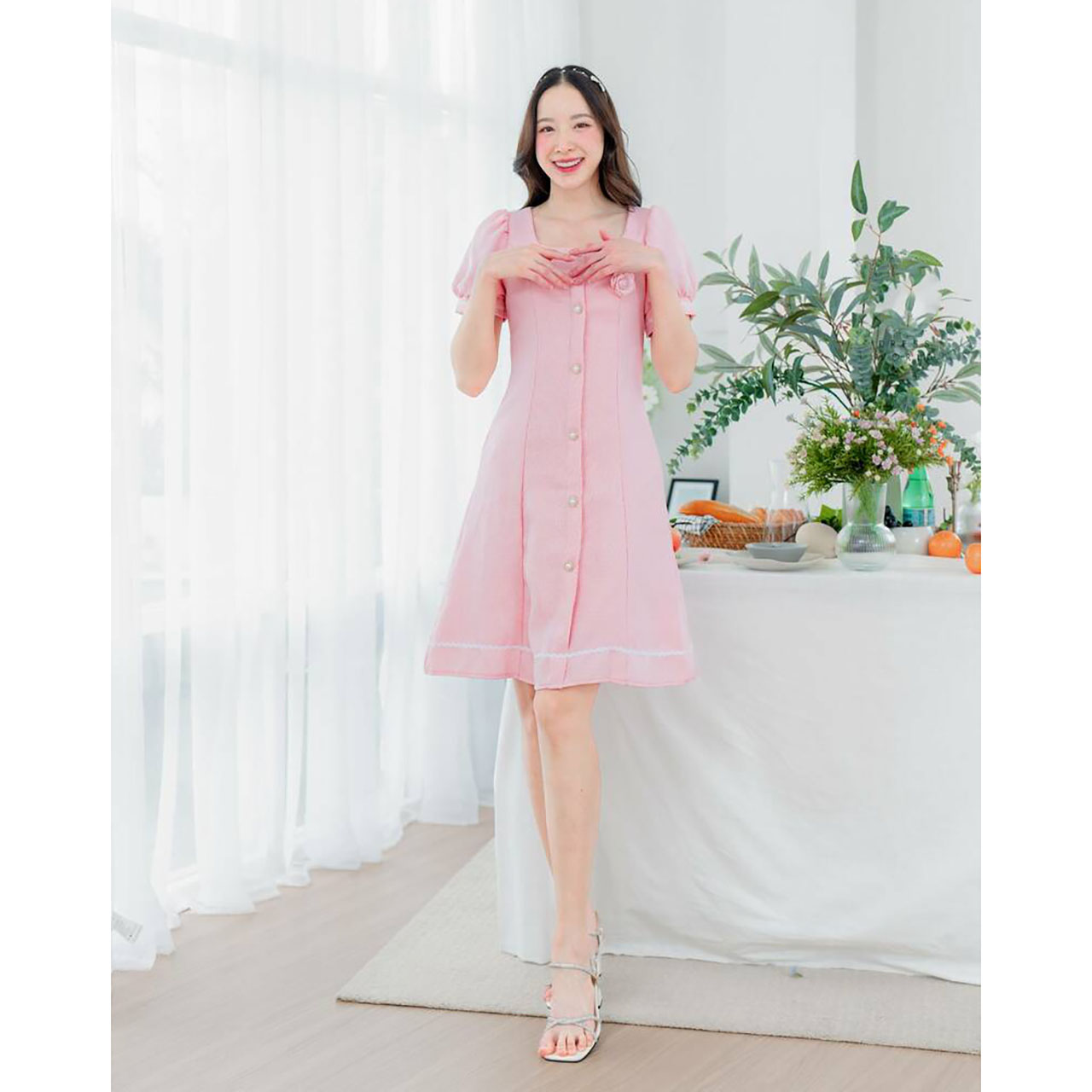 kudapy เดรสสั้นสีฟ้า/สีขาว/สีชมพู แขนตุ๊กตาดอกไม้ติดอก