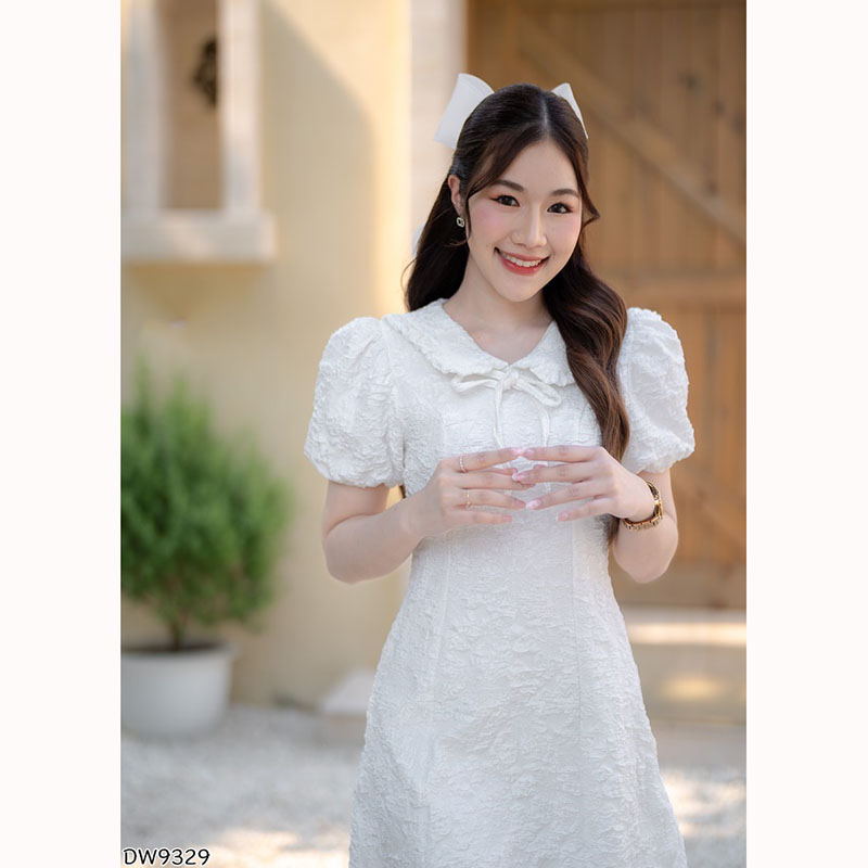 kudapy เดรสสั้นสีน้ำตาล/สีชมพู/สีขาว ทรงเข้ารูปกระโปรงบานผ้าอัดลายดอกนูน คอบัว แขนสม็อค ดีเทลผูกโบว์กลางอก น่ารักมาก