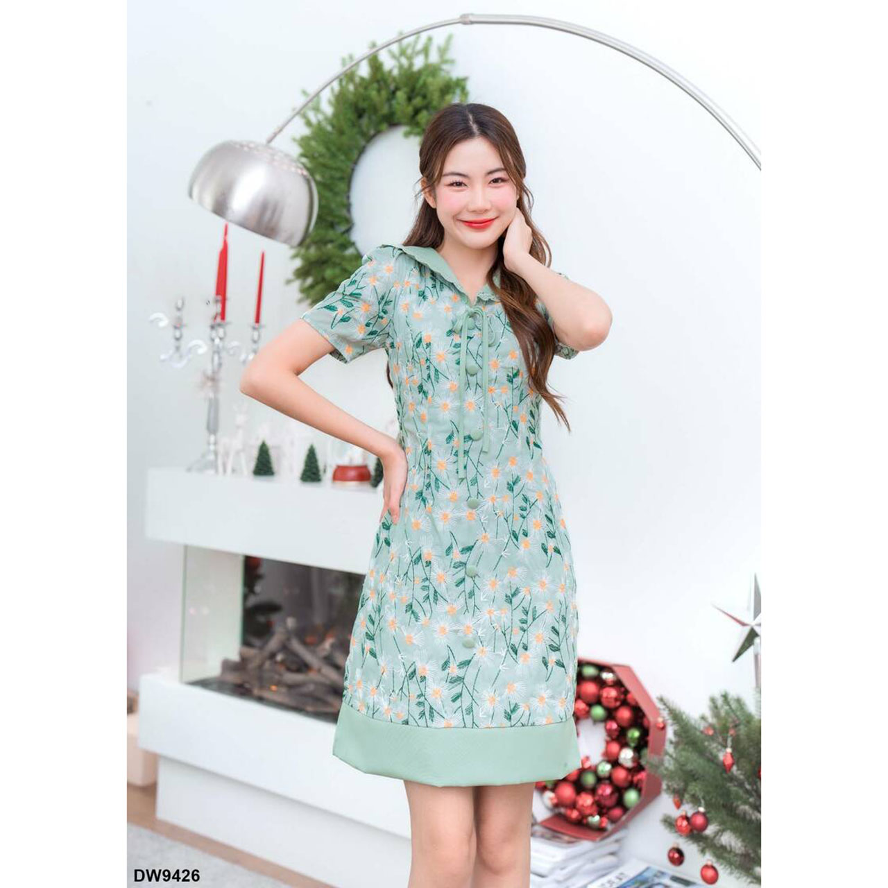 kudapy เดรสสั้นสีเขียว/สีแดง ทรงบานกะลาสีผ้าปักเดซี่